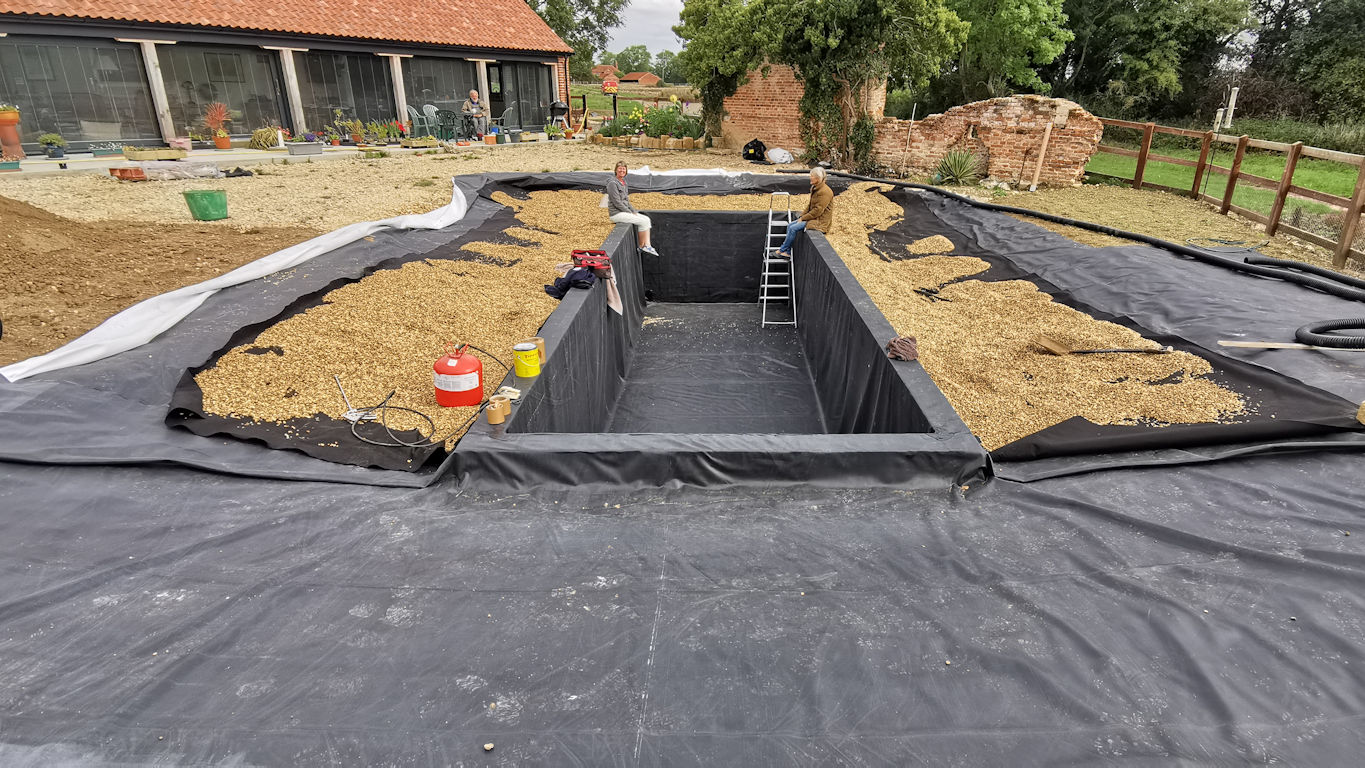 Compact garden plunge pool design for small outdoor spaces